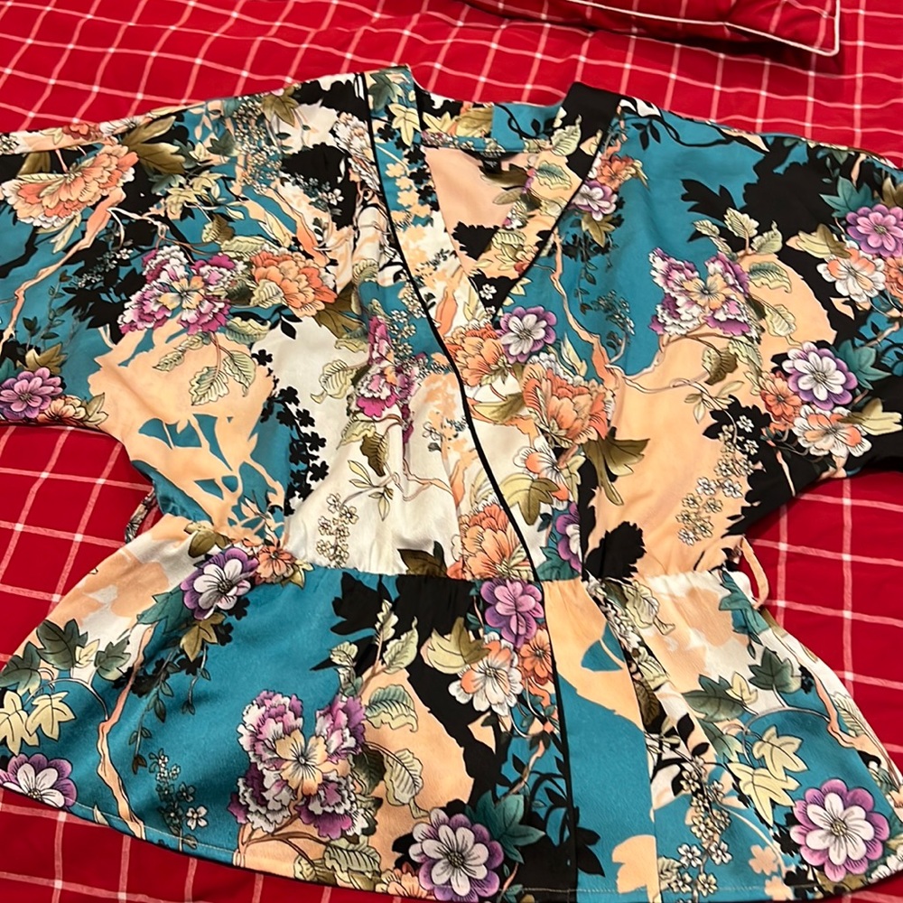 Guess top
